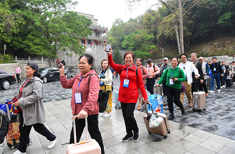 中越跨境旅游恢復(fù)通關(guān) 首批游客從友誼關(guān)出境，旅游業(yè)務(wù)重啟
